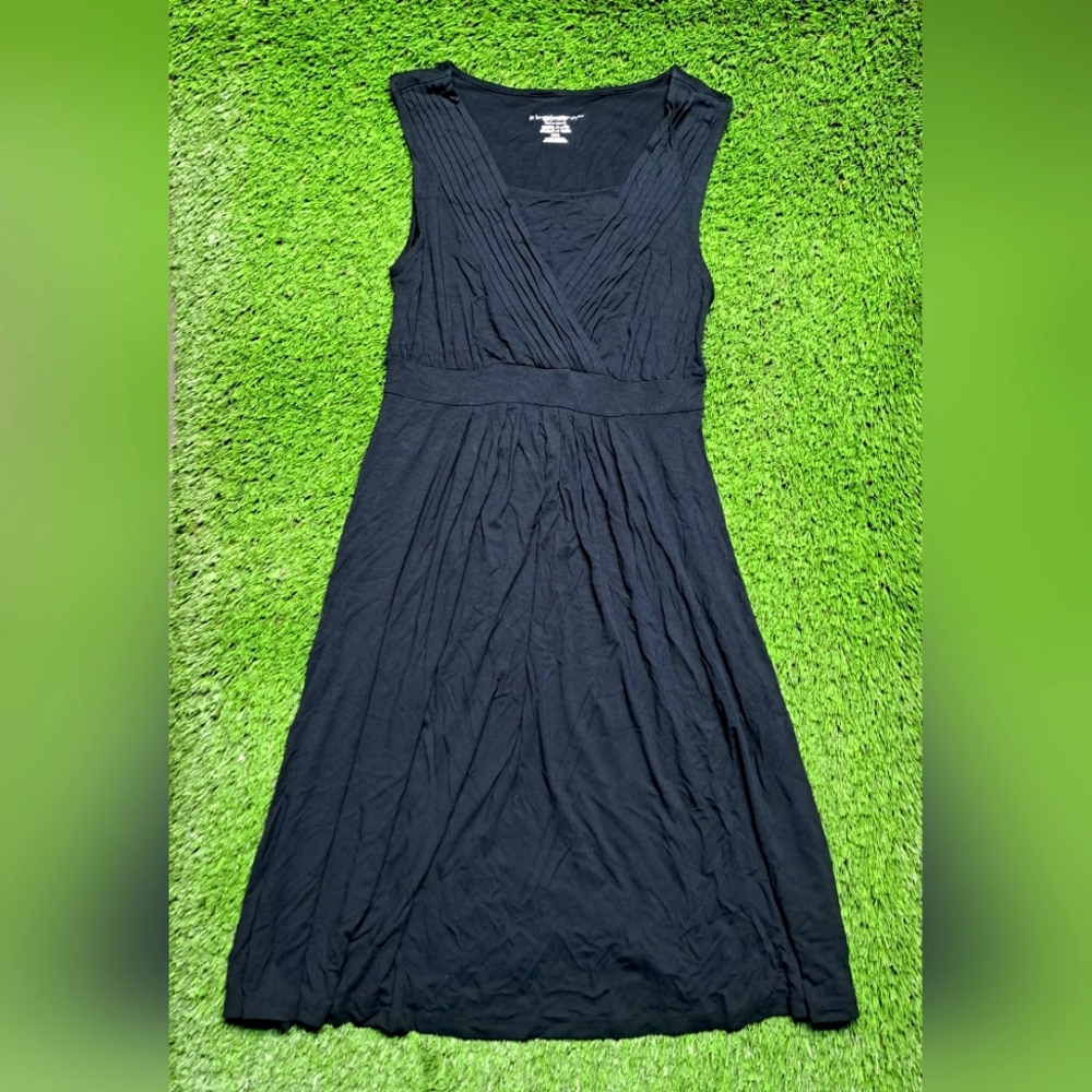 Brand New Liz Lange Maternity V neck dress Size M.